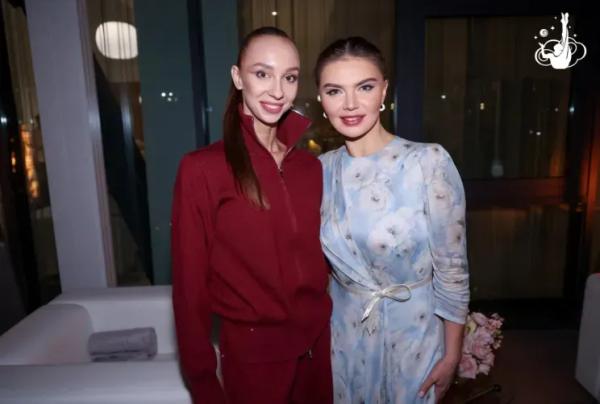 Алый костюм и нежное платье: в сети появились новые фото Алины Кабаевой Алый костюм и нежное платье: в сети появились новые фото Алины Кабаевой