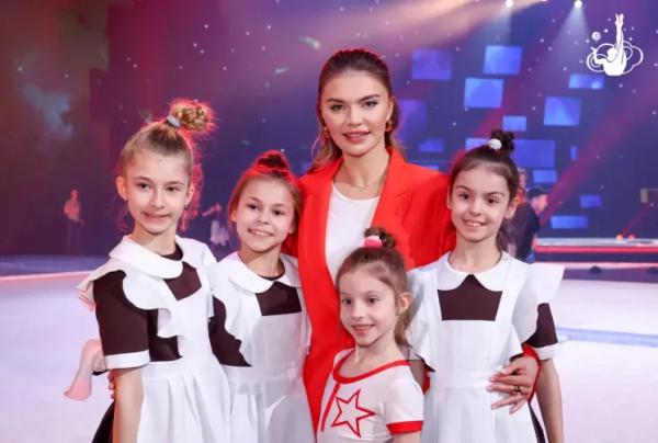 Алый костюм и нежное платье: в сети появились новые фото Алины Кабаевой Алый костюм и нежное платье: в сети появились новые фото Алины Кабаевой