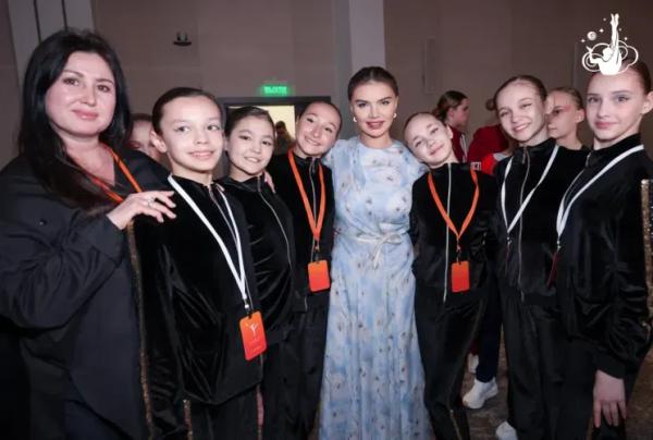 Алый костюм и нежное платье: в сети появились новые фото Алины Кабаевой Алый костюм и нежное платье: в сети появились новые фото Алины Кабаевой