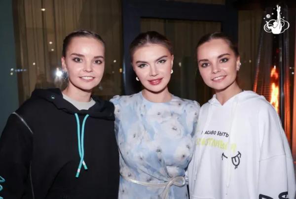 Алый костюм и нежное платье: в сети появились новые фото Алины Кабаевой Алый костюм и нежное платье: в сети появились новые фото Алины Кабаевой