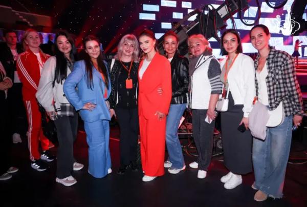 Алый костюм и нежное платье: в сети появились новые фото Алины Кабаевой Алый костюм и нежное платье: в сети появились новые фото Алины Кабаевой