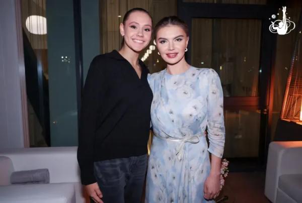 Алый костюм и нежное платье: в сети появились новые фото Алины Кабаевой Алый костюм и нежное платье: в сети появились новые фото Алины Кабаевой