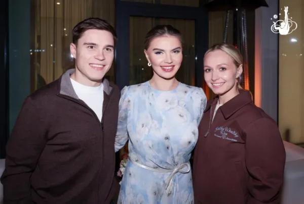 Алый костюм и нежное платье: в сети появились новые фото Алины Кабаевой Алый костюм и нежное платье: в сети появились новые фото Алины Кабаевой