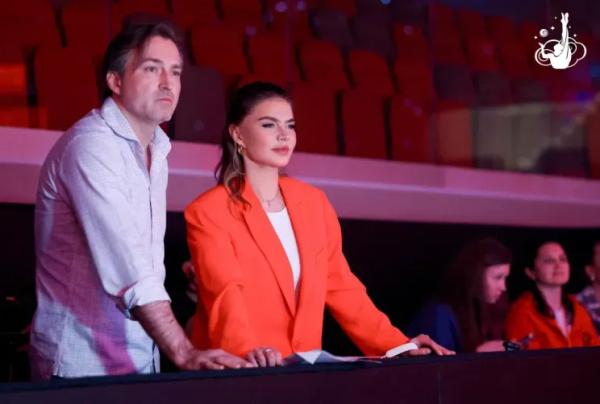 Алый костюм и нежное платье: в сети появились новые фото Алины Кабаевой Алый костюм и нежное платье: в сети появились новые фото Алины Кабаевой