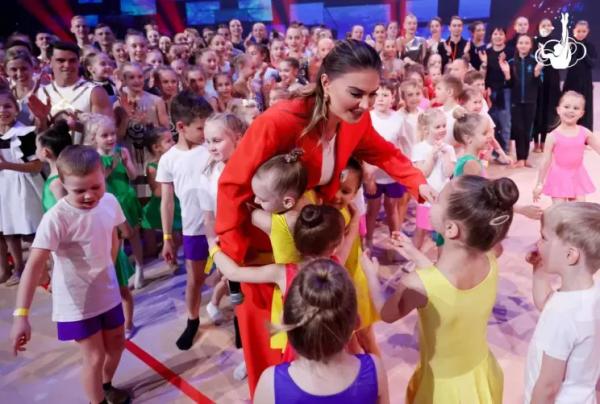 Алый костюм и нежное платье: в сети появились новые фото Алины Кабаевой Алый костюм и нежное платье: в сети появились новые фото Алины Кабаевой