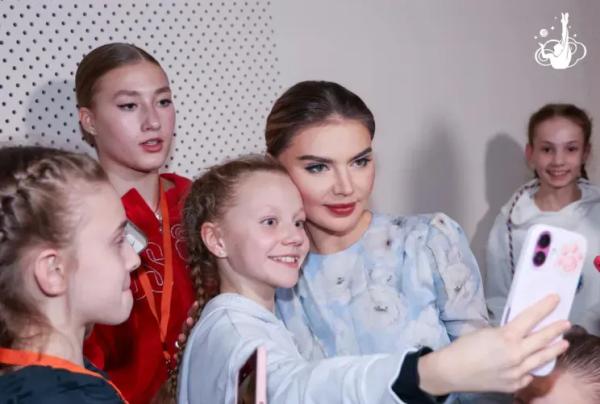 Алый костюм и нежное платье: в сети появились новые фото Алины Кабаевой Алый костюм и нежное платье: в сети появились новые фото Алины Кабаевой