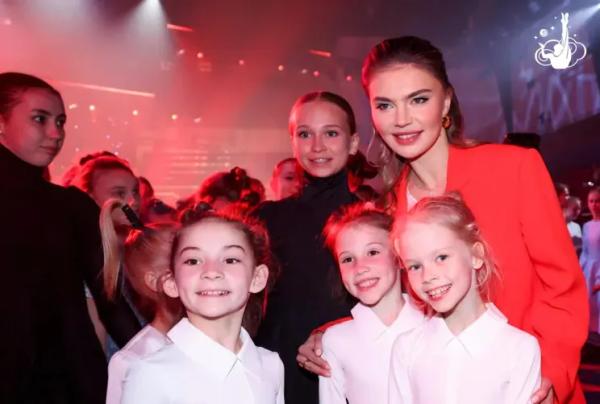 Алый костюм и нежное платье: в сети появились новые фото Алины Кабаевой Алый костюм и нежное платье: в сети появились новые фото Алины Кабаевой