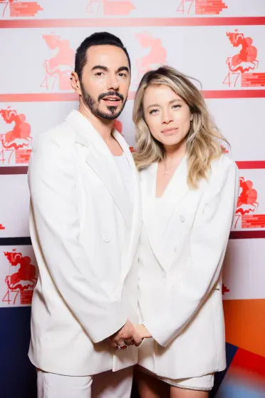 Юлия Пересильд с дочерью Анной, Владимир Вдовиченков, Тимур Родригез с Катей Кабак на премьере фильма "Мужу привет" Юлия Пересильд с дочерью Анной, Владимир Вдовиченков, Тимур Родригез с Катей Кабак на премьере фильма "Мужу привет"