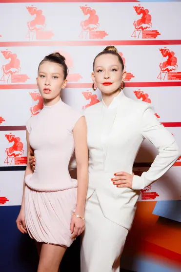 Юлия Пересильд с дочерью Анной, Владимир Вдовиченков, Тимур Родригез с Катей Кабак на премьере фильма "Мужу привет" Юлия Пересильд с дочерью Анной, Владимир Вдовиченков, Тимур Родригез с Катей Кабак на премьере фильма "Мужу привет"