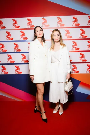 Юлия Пересильд с дочерью Анной, Владимир Вдовиченков, Тимур Родригез с Катей Кабак на премьере фильма "Мужу привет" Юлия Пересильд с дочерью Анной, Владимир Вдовиченков, Тимур Родригез с Катей Кабак на премьере фильма "Мужу привет"