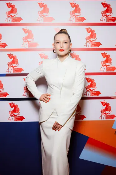 Юлия Пересильд с дочерью Анной, Владимир Вдовиченков, Тимур Родригез с Катей Кабак на премьере фильма "Мужу привет" Юлия Пересильд с дочерью Анной, Владимир Вдовиченков, Тимур Родригез с Катей Кабак на премьере фильма "Мужу привет"