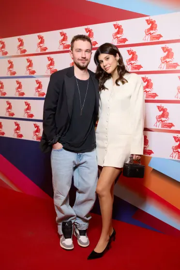 "Родители на выгуле". Александр и Виктория Петровы впервые вышли в свет после рождения ребёнка "Родители на выгуле". Александр и Виктория Петровы впервые вышли в свет после рождения ребёнка