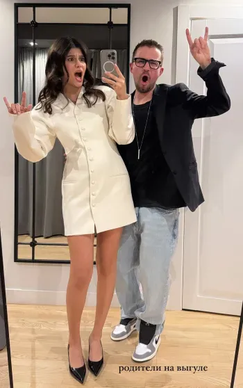 "Родители на выгуле". Александр и Виктория Петровы впервые вышли в свет после рождения ребёнка "Родители на выгуле". Александр и Виктория Петровы впервые вышли в свет после рождения ребёнка