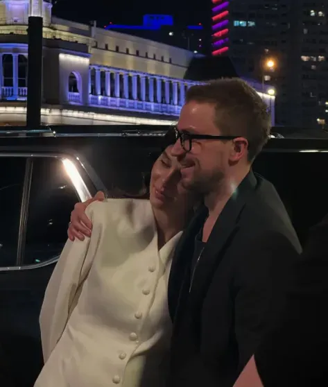 "Родители на выгуле". Александр и Виктория Петровы впервые вышли в свет после рождения ребёнка "Родители на выгуле". Александр и Виктория Петровы впервые вышли в свет после рождения ребёнка