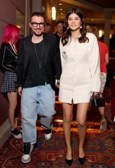 "Родители на выгуле". Александр и Виктория Петровы впервые вышли в свет после рождения ребёнка "Родители на выгуле". Александр и Виктория Петровы впервые вышли в свет после рождения ребёнка