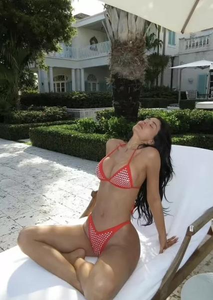 Кайли Дженнер позирует в винтажном бикини из 90-х, которое носила Клаудия Шиффер
Кайли Дженнер позирует в винтажном бикини из 90-х, которое носила Клаудия Шиффер