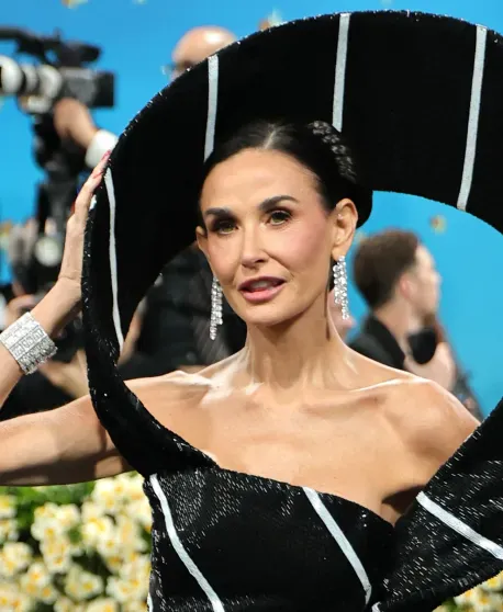 17 лучших образов Met Gala: беременная Рианна, Деми Мур в платье-"галстуке" и Джиджи Хадид в стиле 1930-х 17 лучших образов Met Gala: беременная Рианна, Деми Мур в платье-"галстуке" и Джиджи Хадид в стиле 1930-х