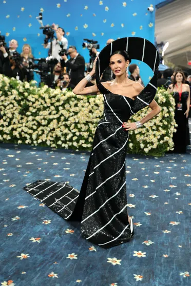 17 лучших образов Met Gala: беременная Рианна, Деми Мур в платье-"галстуке" и Джиджи Хадид в стиле 1930-х 17 лучших образов Met Gala: беременная Рианна, Деми Мур в платье-"галстуке" и Джиджи Хадид в стиле 1930-х