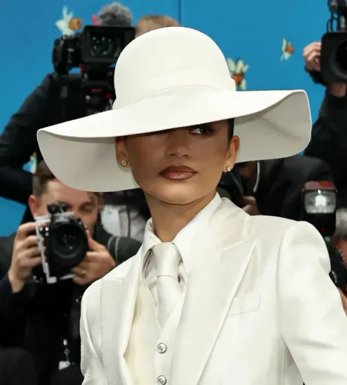 17 лучших образов Met Gala: беременная Рианна, Деми Мур в платье-"галстуке" и Джиджи Хадид в стиле 1930-х 17 лучших образов Met Gala: беременная Рианна, Деми Мур в платье-"галстуке" и Джиджи Хадид в стиле 1930-х