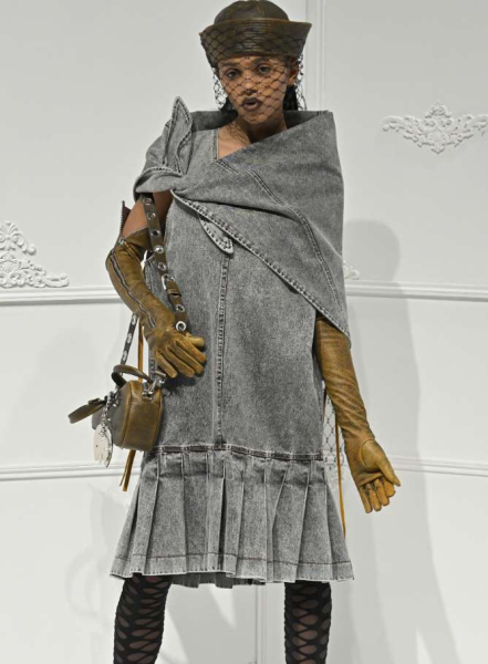 Ирония, дерзость и загадка: учимся носить перчатки и митенки этой весной Ирония, дерзость и загадка: учимся носить перчатки и митенки этой весной