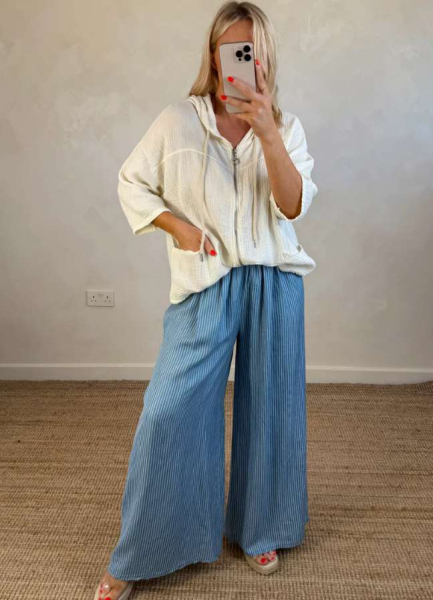 С юбкой в пайетках и каблуками: 5 стильных идей, с чем носить худи этим летом С юбкой в пайетках и каблуками: 5 стильных идей, с чем носить худи этим летом