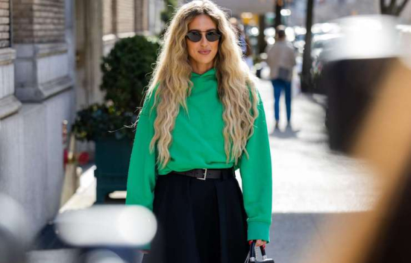 С юбкой в пайетках и каблуками: 5 стильных идей, с чем носить худи этим летом С юбкой в пайетках и каблуками: 5 стильных идей, с чем носить худи этим летом