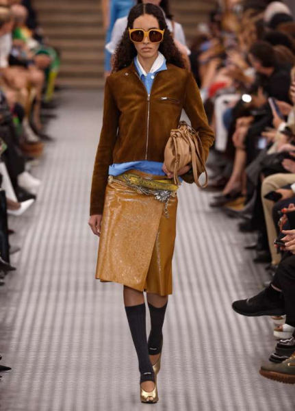 Широкий пояс, два-три ремня вместе: 5 правил ношения аксессуара этим летом Широкий пояс, два-три ремня вместе: 5 правил ношения аксессуара этим летом