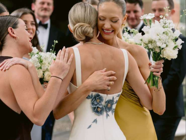 Летняя свадьба 2025: модные тренды и советы стилиста для невест Летняя свадьба 2025: модные тренды и советы стилиста для невест