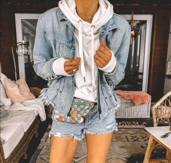 С юбкой в пайетках и каблуками: 5 стильных идей, с чем носить худи этим летом С юбкой в пайетках и каблуками: 5 стильных идей, с чем носить худи этим летом