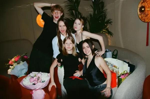 Алексей Учитель среди гостей: Юлия Пересильд показала фото с 16-летия её дочери Анны Пересильд