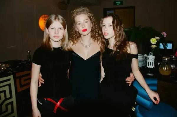 Алексей Учитель среди гостей: Юлия Пересильд показала фото с 16-летия её дочери Анны Пересильд