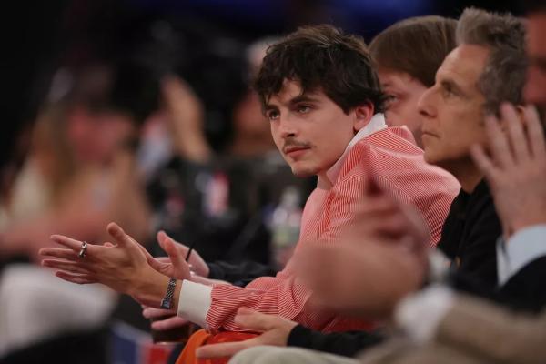 Тимоти Шаламе и Бен Стиллер на баскетбольном матче в Нью-Йорке
Тимоти Шаламе и Бен Стиллер на баскетбольном матче в Нью-Йорке