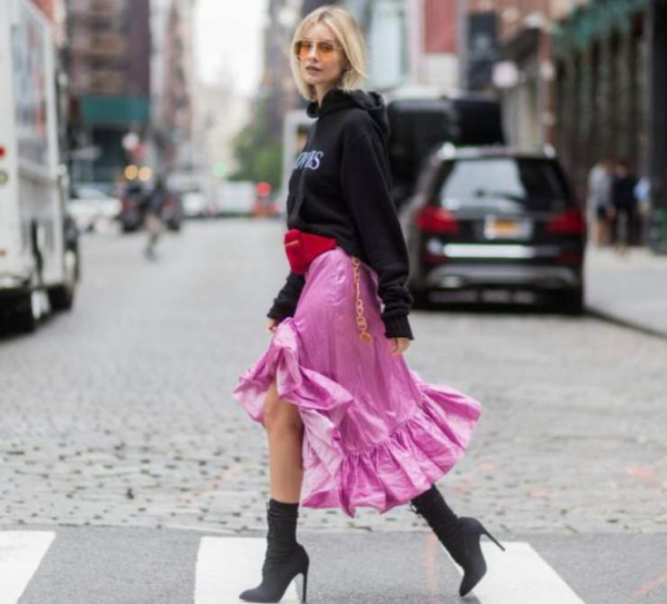 С юбкой в пайетках и каблуками: 5 стильных идей, с чем носить худи этим летом С юбкой в пайетках и каблуками: 5 стильных идей, с чем носить худи этим летом