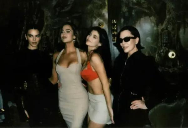 Кайли Дженнер показала новые фото с вечеринки по случаю коллаборации своего бренда и Dilara Findikoglu Кайли Дженнер показала новые фото с вечеринки по случаю коллаборации своего бренда и Dilara Findikoglu