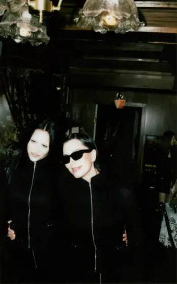 Кайли Дженнер показала новые фото с вечеринки по случаю коллаборации своего бренда и Dilara Findikoglu Кайли Дженнер показала новые фото с вечеринки по случаю коллаборации своего бренда и Dilara Findikoglu