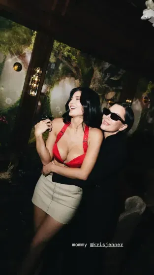 Кайли Дженнер показала новые фото с вечеринки по случаю коллаборации своего бренда и Dilara Findikoglu Кайли Дженнер показала новые фото с вечеринки по случаю коллаборации своего бренда и Dilara Findikoglu