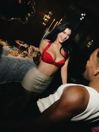 Кайли Дженнер показала новые фото с вечеринки по случаю коллаборации своего бренда и Dilara Findikoglu Кайли Дженнер показала новые фото с вечеринки по случаю коллаборации своего бренда и Dilara Findikoglu