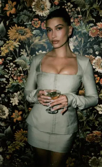 Кайли Дженнер показала новые фото с вечеринки по случаю коллаборации своего бренда и Dilara Findikoglu Кайли Дженнер показала новые фото с вечеринки по случаю коллаборации своего бренда и Dilara Findikoglu