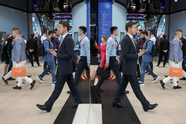 "Могу быть кошечкой или дикой львицей". Сотни эскортниц приедут на ПМЭФ-2025 "Могу быть кошечкой или дикой львицей". Сотни эскортниц приедут на ПМЭФ-2025