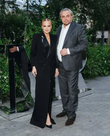 Надежда Михалкова с племянником, Оксана Лаврентьева, Виктория и Дана Манасир на концерте Теодора Курентзиса Надежда Михалкова с племянником, Оксана Лаврентьева, Виктория и Дана Манасир на концерте Теодора Курентзиса