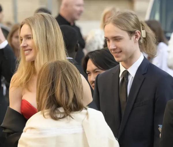 Наталья Водянова впервые за долгое время вышла в свет с повзрослевшим сыном Виктором Наталья Водянова впервые за долгое время вышла в свет с повзрослевшим сыном Виктором