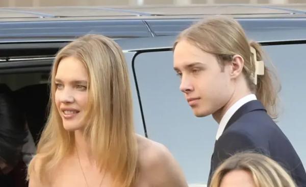 Наталья Водянова впервые за долгое время вышла в свет с повзрослевшим сыном Виктором Наталья Водянова впервые за долгое время вышла в свет с повзрослевшим сыном Виктором