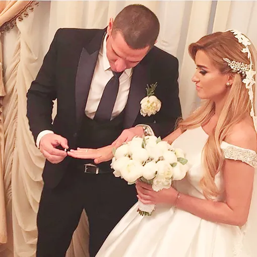 Трижды невеста! Сравниваем свадебные образы Ксении Бородиной — как менялась звезда от загса к загсу Трижды невеста! Сравниваем свадебные образы Ксении Бородиной — как менялась звезда от загса к загсу