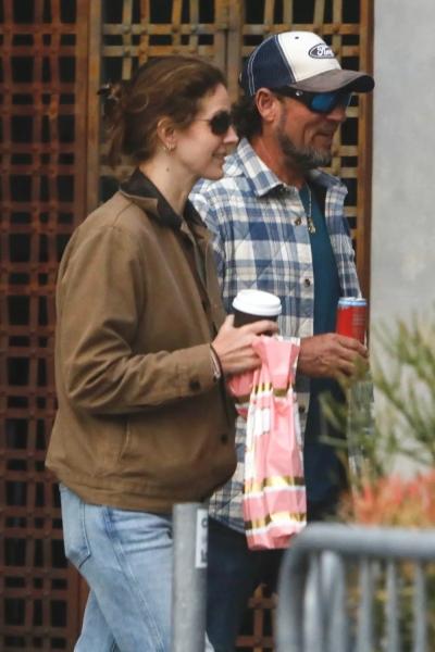 Лана Дель Рей гуляет по Лос-Анджелесу с мужем – фото папарацци
Лана Дель Рей гуляет по Лос-Анджелесу с мужем – фото папарацци