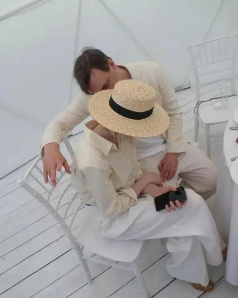 Юлия Снигирь позирует на фото, сделанных дочерью Евгения Цыганова
Юлия Снигирь позирует на фото, сделанных дочерью Евгения Цыганова