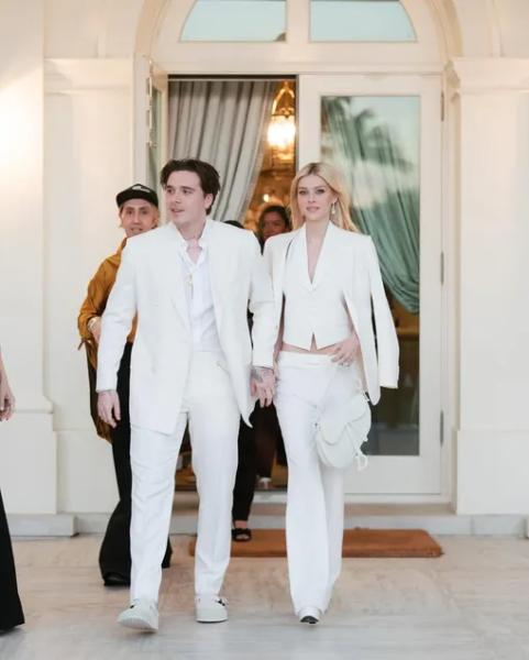 Коварная свекровь: как Виктория Бекхэм испортила первый танец Николы Пельтц и Бруклина на их свадьбе Коварная свекровь: как Виктория Бекхэм испортила первый танец Николы Пельтц и Бруклина на их свадьбе