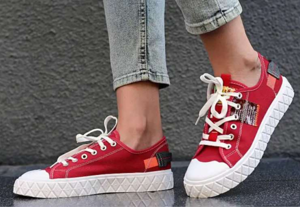 Три полоски на кедах под теплым дождем: как вписать спортивную обувь в летний образ Три полоски на кедах под теплым дождем: как вписать спортивную обувь в летний образ