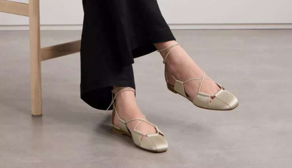 Металлик, заклепки и ремешки: нескучная обувь лета, как и с чем носить Металлик, заклепки и ремешки: нескучная обувь лета, как и с чем носить