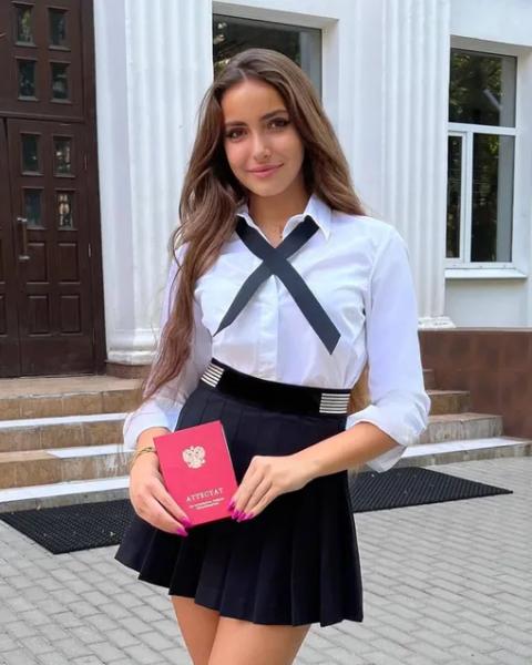 Сколько-сколько? Юные дочери звезд, которые выглядят старше своих лет Сколько-сколько? Юные дочери звезд, которые выглядят старше своих лет