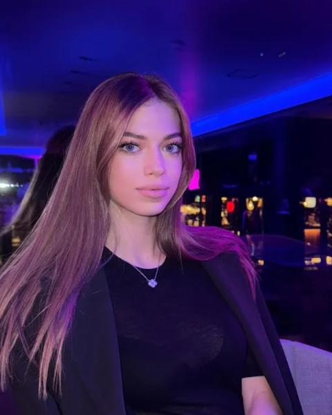 Сколько-сколько? Юные дочери звезд, которые выглядят старше своих лет Сколько-сколько? Юные дочери звезд, которые выглядят старше своих лет